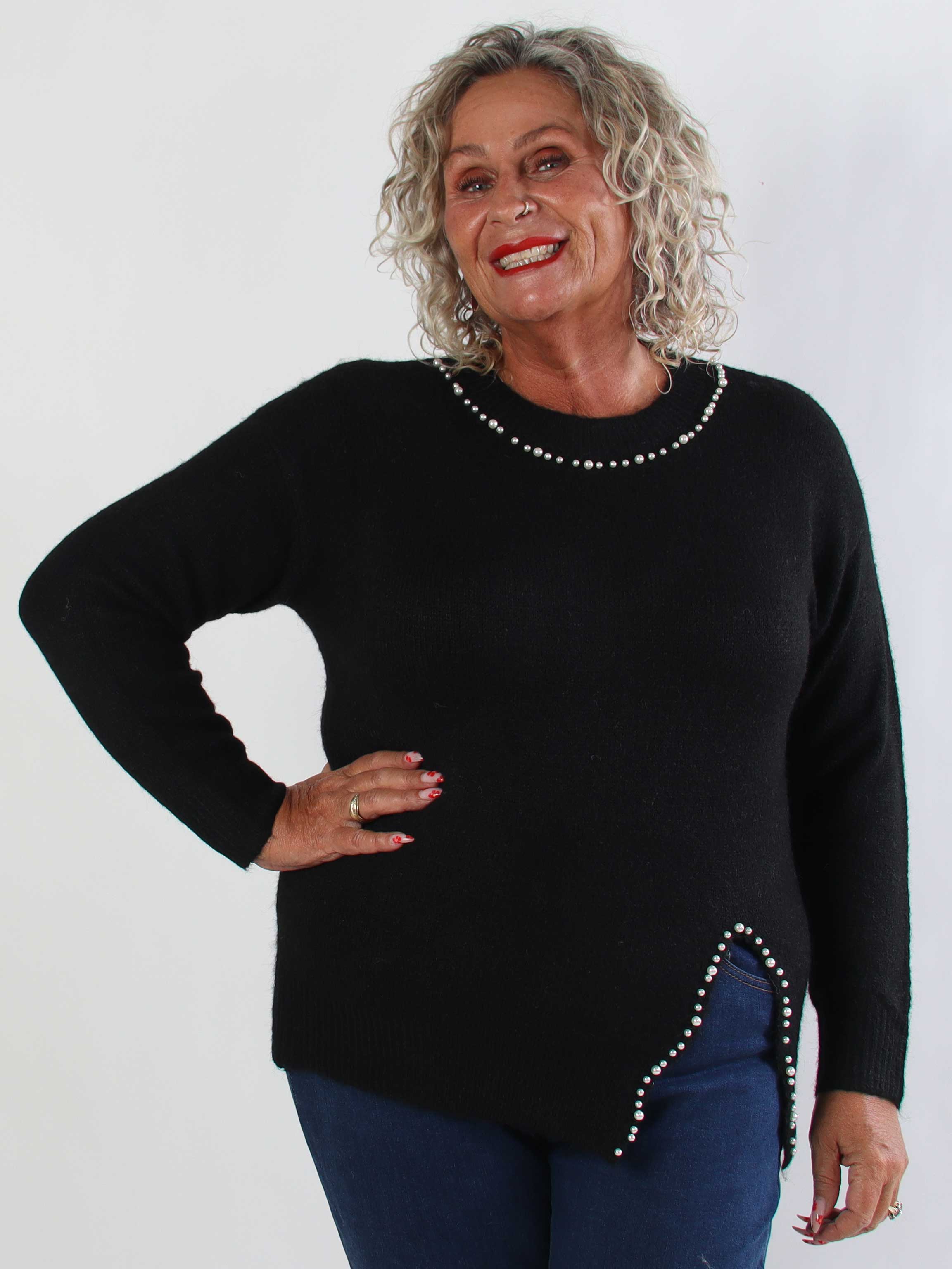 Ondine - Elegant plus size strikbluse med fine hvide perler og lille slids